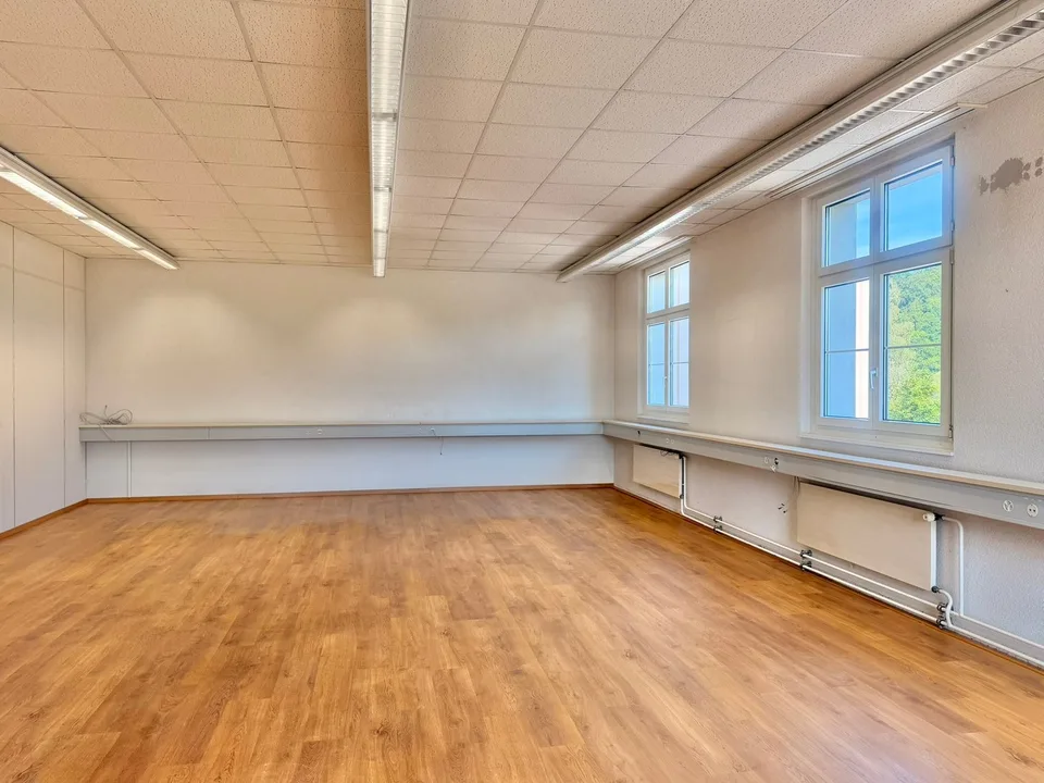908 m² di ufficio / di produzione con spazio di stoccaggio in una posizione eccellente