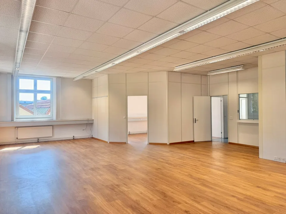 908 m² di ufficio / di produzione con spazio di stoccaggio in una posizione eccellente