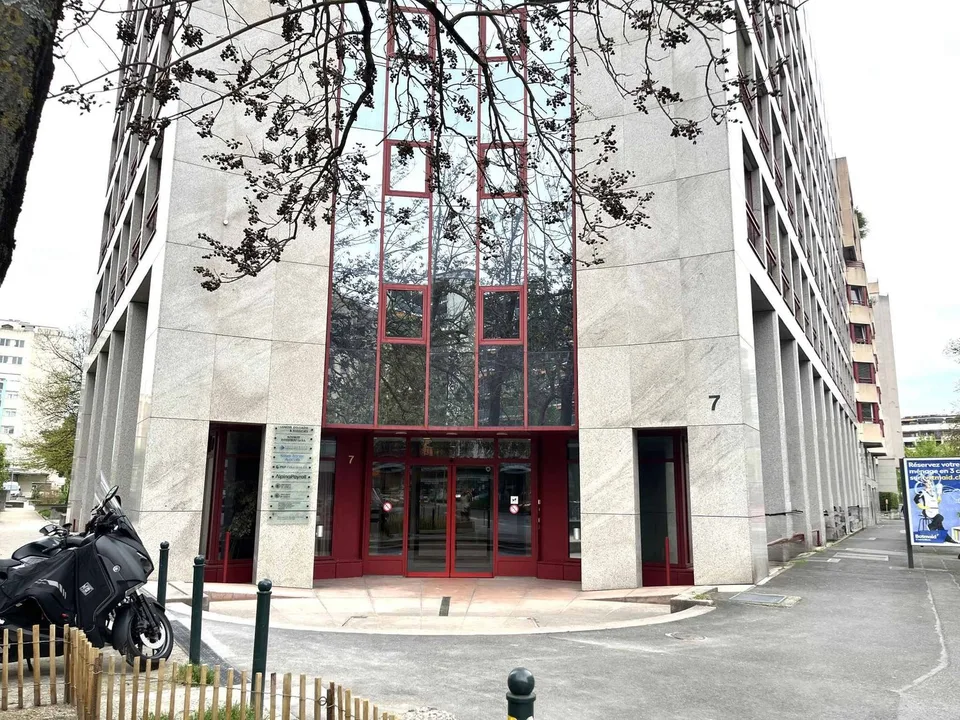 Offices close to HUG