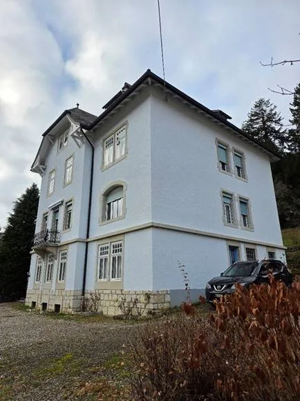 Herrschaftshaus im Herzen des Berner Juras