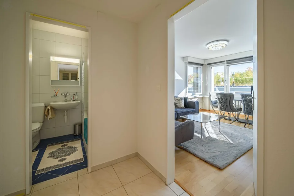Exklusive 2.5-Zimmer-Wohnung in Zug – Neu renoviert & modern möbliert mit Seesicht.