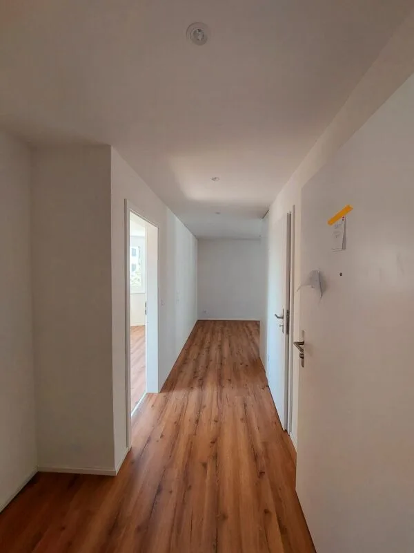 Stilvolle 2.5-Zimmer-Neubauwohnung mit 60 m² und sonnigem Balkon – Foto 8 von 9