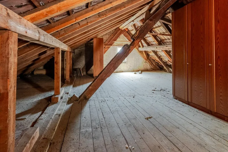 Maison historique de 11 pièces avec deux garages et un grand potentiel de rénovation – photo 8 sur 12