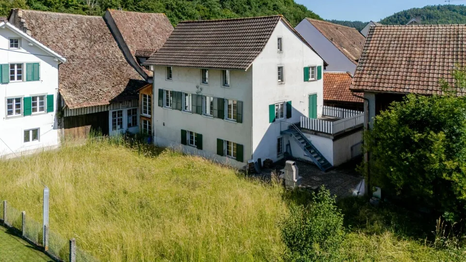 Maison historique de 11 pièces avec deux garages et un grand potentiel de rénovation – photo 10 sur 12