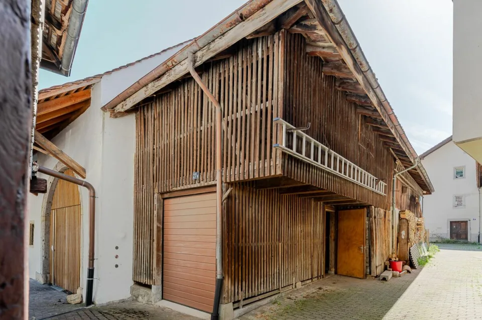 Maison historique de 11 pièces avec deux garages et un grand potentiel de rénovation – photo 9 sur 12
