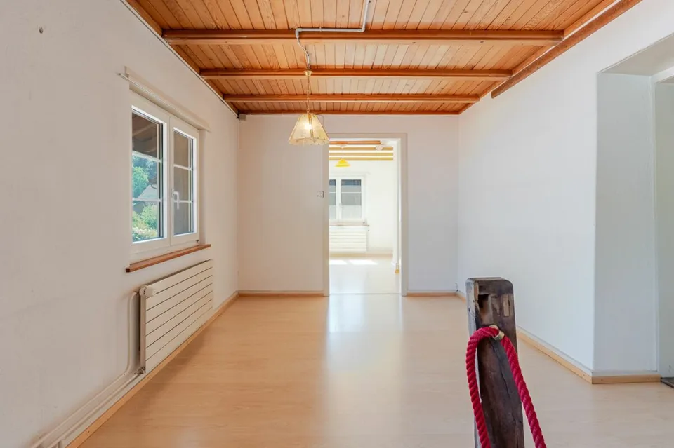 Maison historique de 11 pièces avec deux garages et un grand potentiel de rénovation – photo 6 sur 12