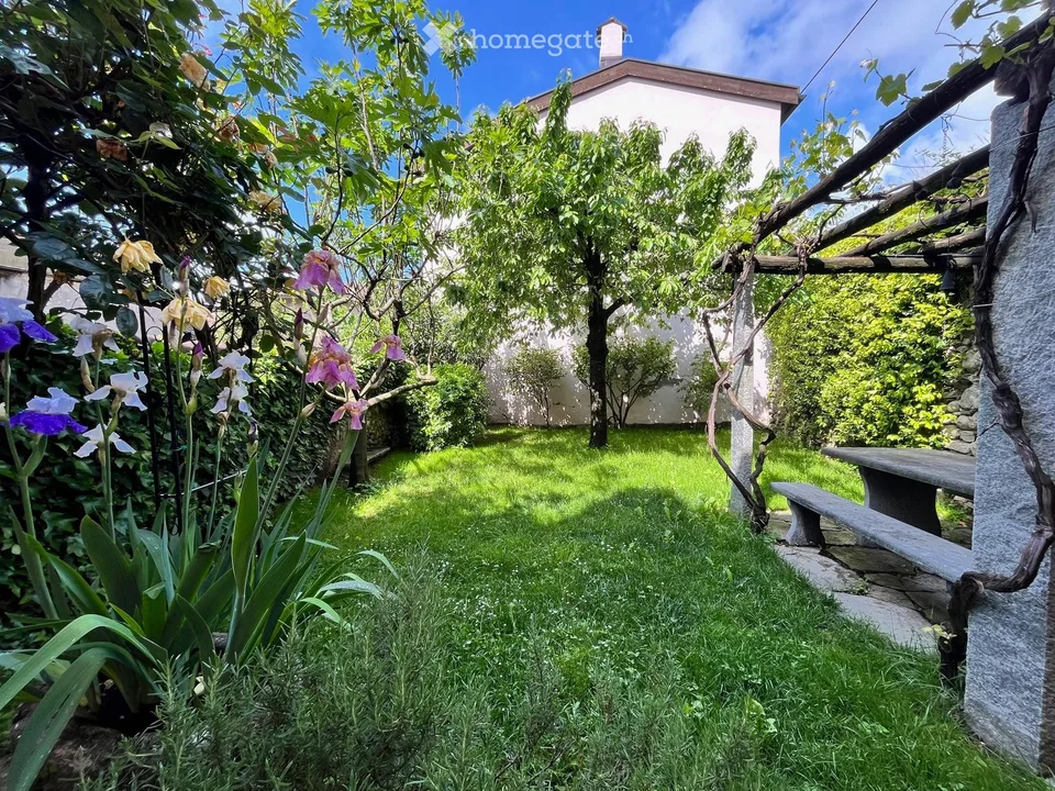 Élégant monolocale meublé avec jardin à Besazio