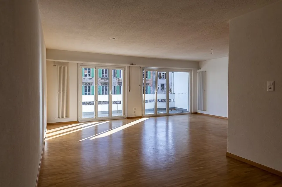 GERÄUMIGE WOHNUNG MIT GROßEM BALCON