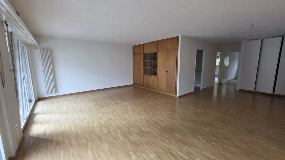 GERÄUMIGE WOHNUNG MIT GROßEM BALCON