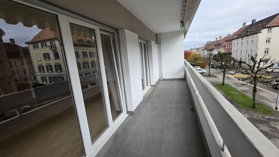 GERÄUMIGE WOHNUNG MIT GROßEM BALCON