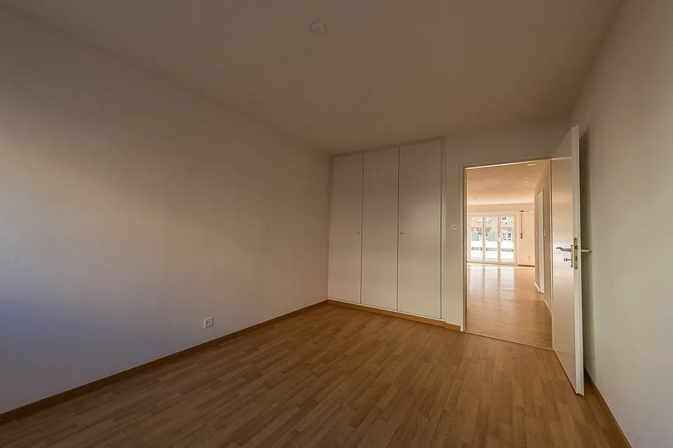 GERÄUMIGE WOHNUNG MIT GROßEM BALCON