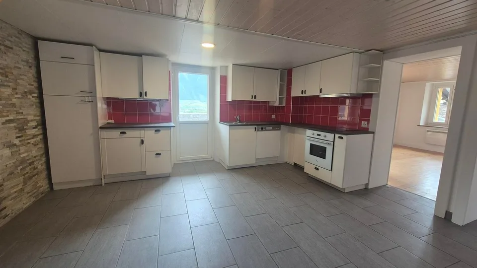 Haus mit zwei Wohnungen im Dorf