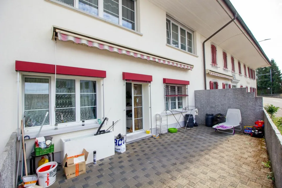 Grosszügige Parterre-Wohnung zentral in Hirschthal