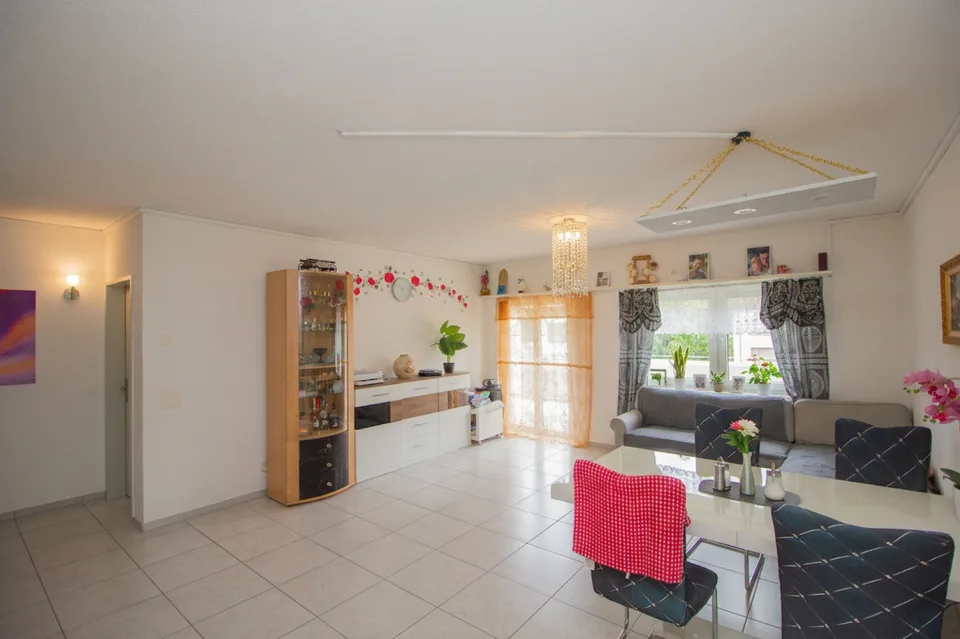 Grosszügige Parterre-Wohnung zentral in Hirschthal
