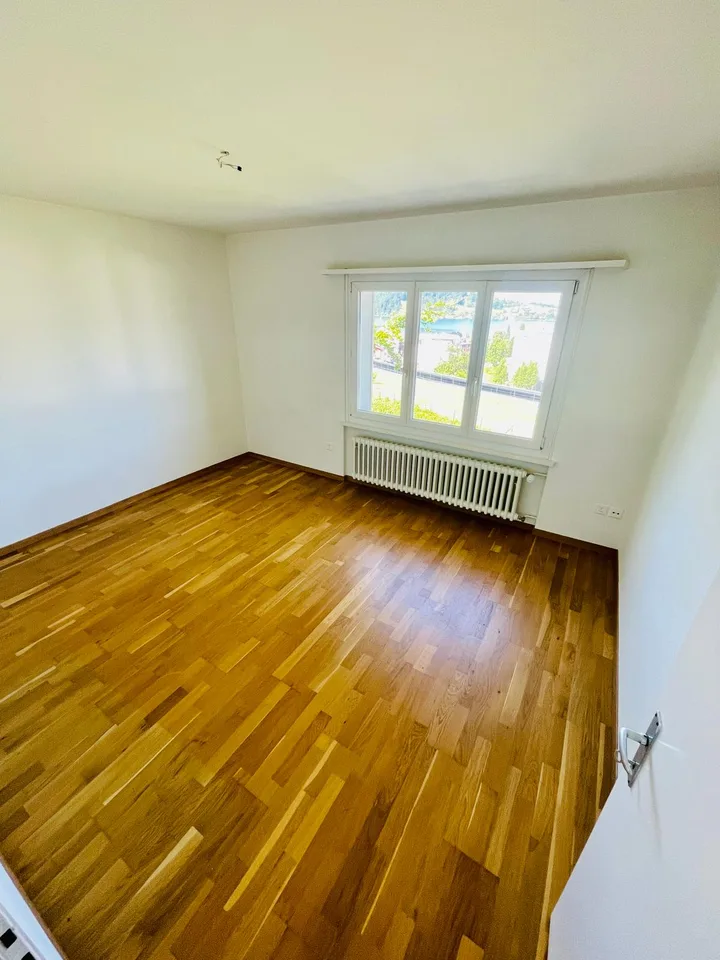 Appartamento soleggiato di 4,5 locali a Hergiswil con vista sul lago incluso parcheggio esterno