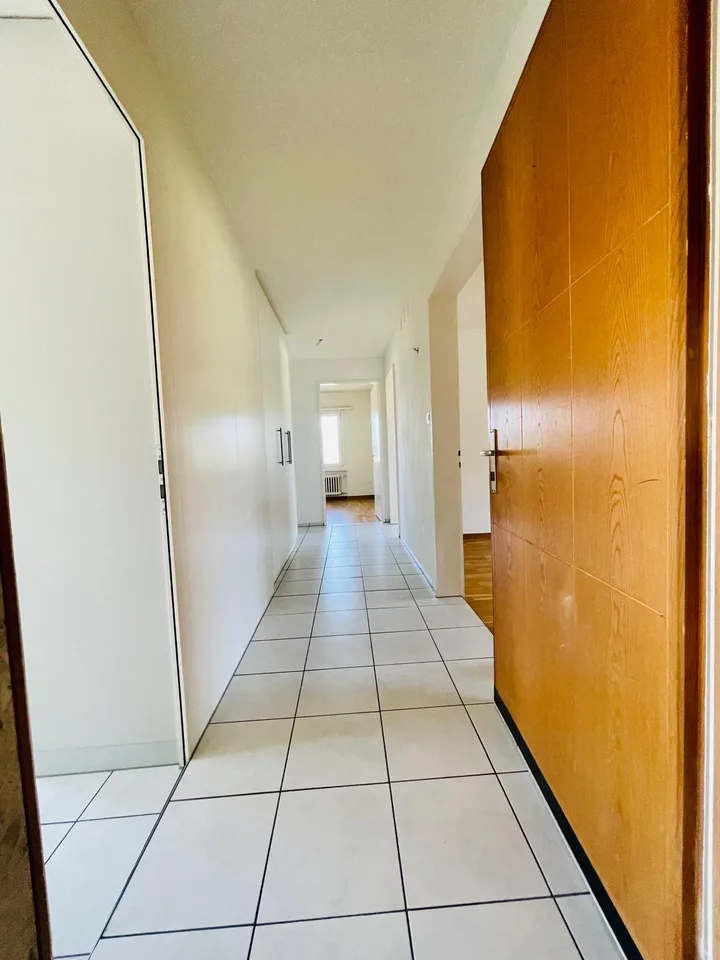 Appartamento soleggiato di 4,5 locali a Hergiswil con vista sul lago incluso parcheggio esterno