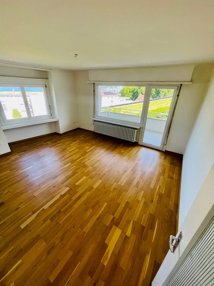 Appartamento soleggiato di 4,5 locali a Hergiswil con vista sul lago incluso parcheggio esterno