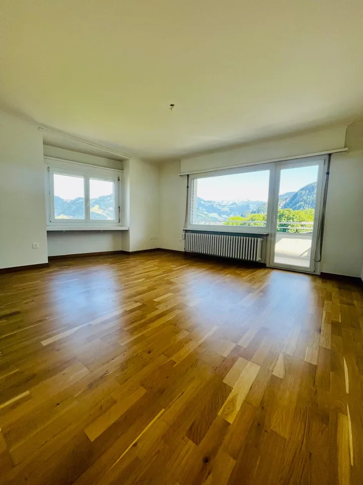 Appartamento soleggiato di 4,5 locali a Hergiswil con vista sul lago incluso parcheggio esterno