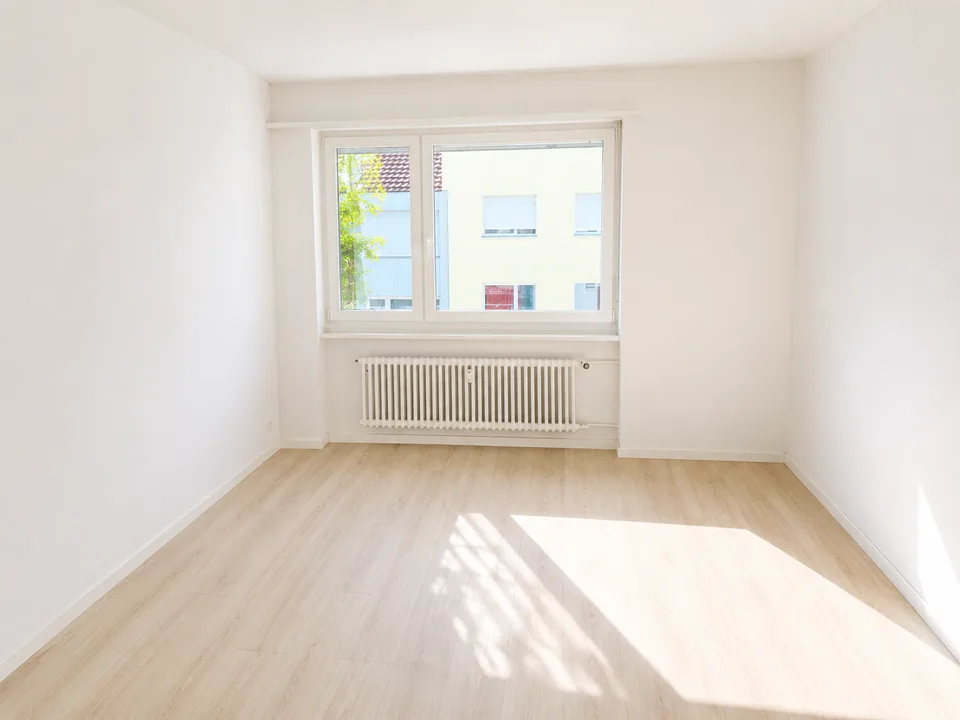 Vita urbana moderna incontra la tranquillità – appartamento di 4,5 locali frescamente ristrutturato con balcone a Basilea