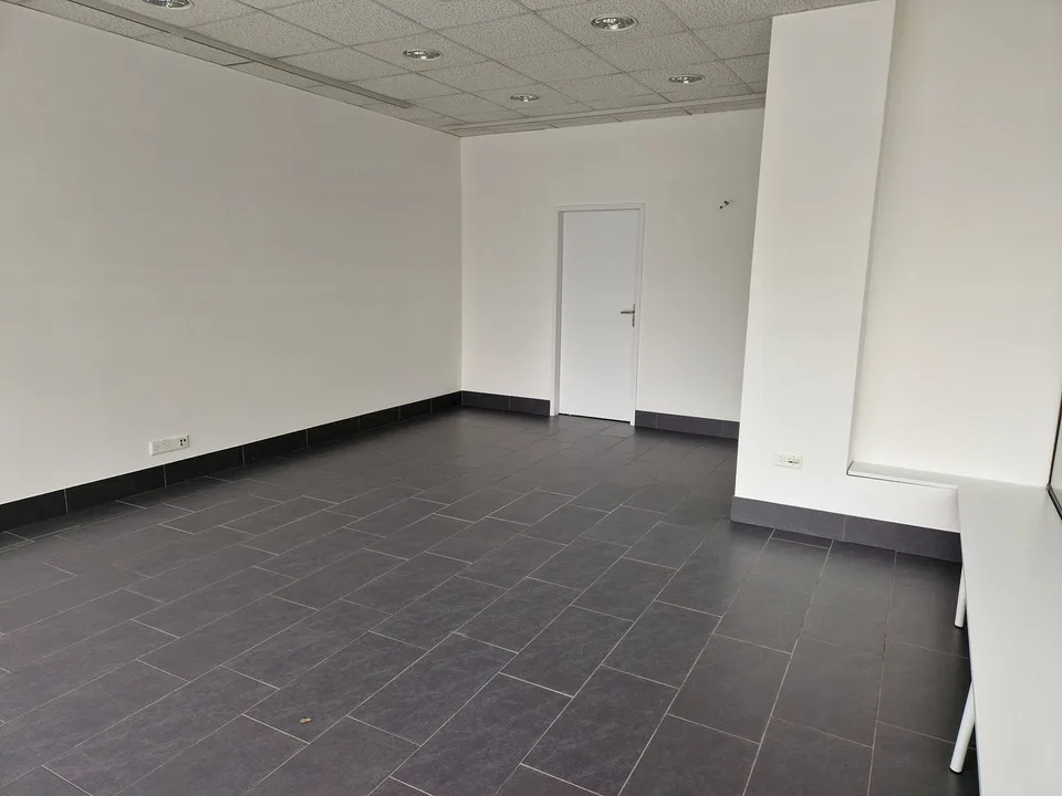 Schöne Fläche mit großer Vitrine - klimatisiert