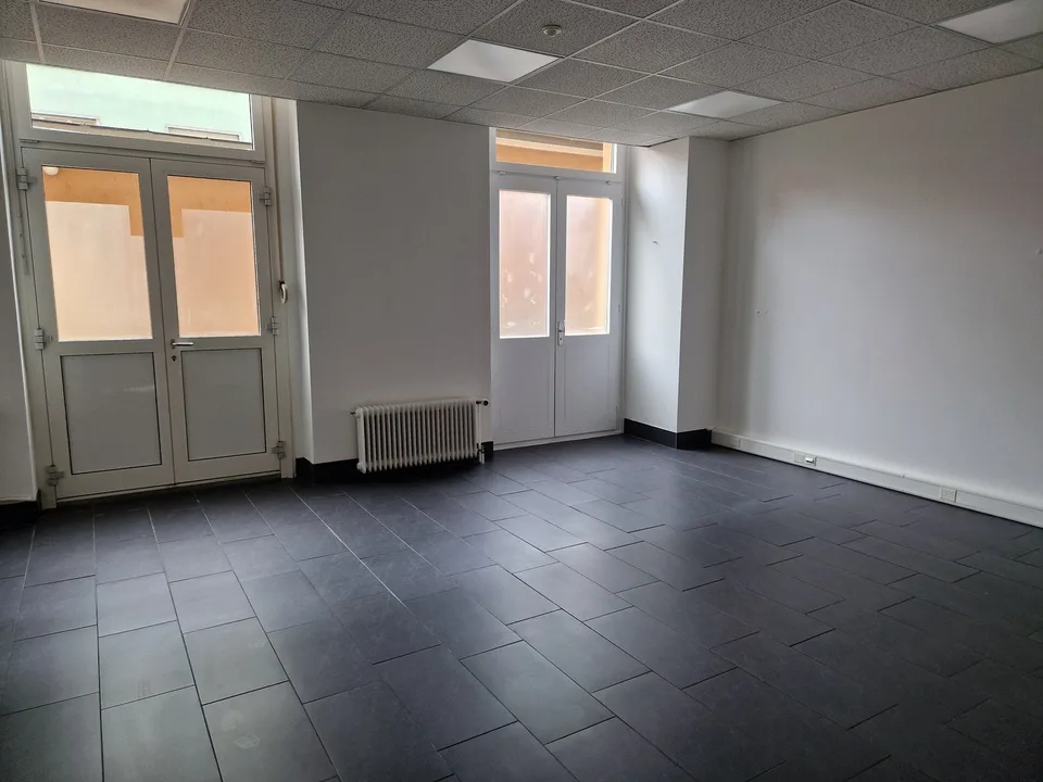 Schöne Fläche mit großer Vitrine - klimatisiert