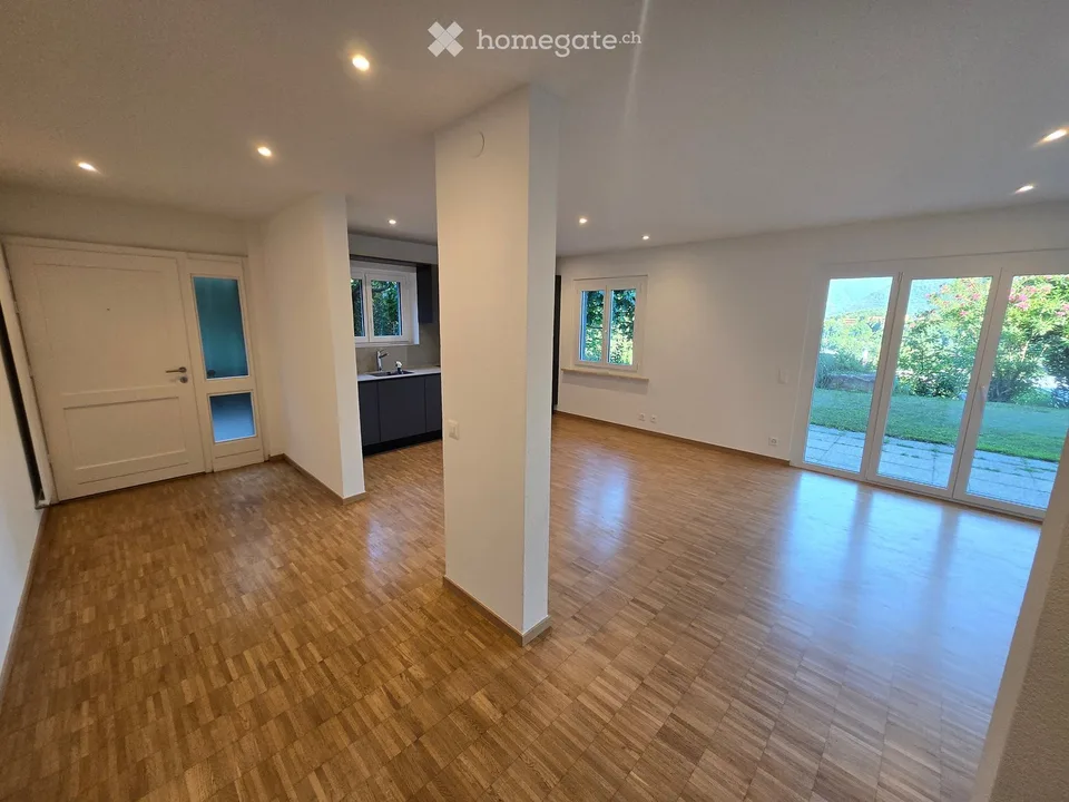 4.5 appena rinnovato. Ampio giardino privato con vista e due posteggi. Disponibile subito