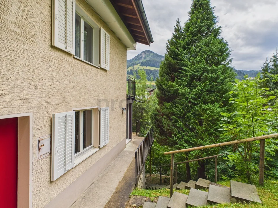 Maison multifamiliale spacieuse de 7 pièces dans la station thermale d'Oberiberg