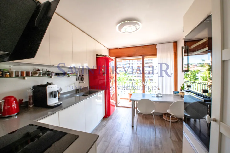 Lumineux appartement T4, rénové, grands balcons et vue montagne
