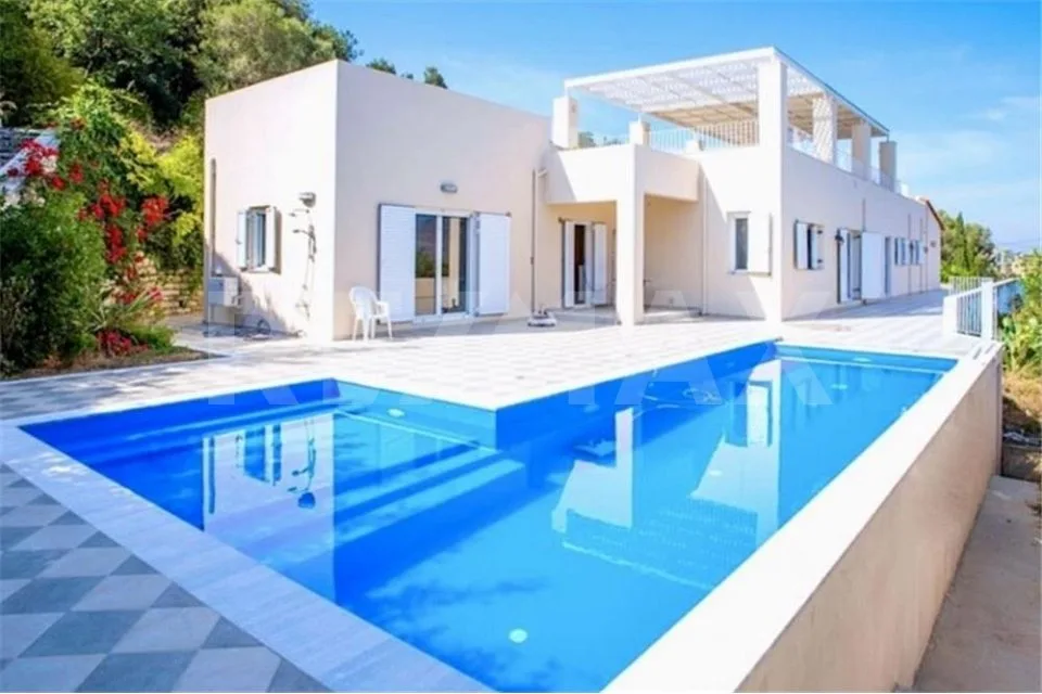 Havre de paix en Crète, Villa avec piscine au milieu des oliviers