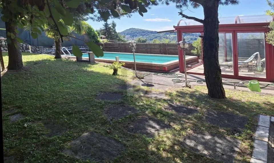 Avec jardin, piscine et sauna