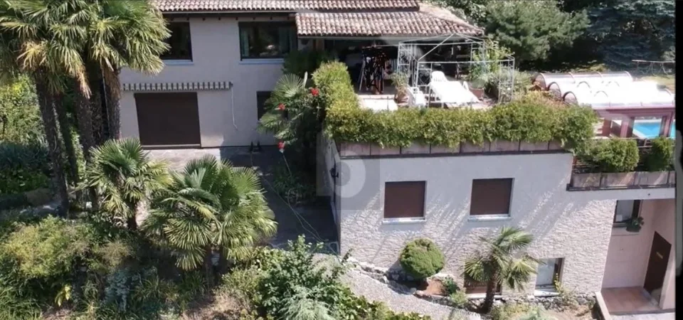 Avec jardin, piscine et sauna