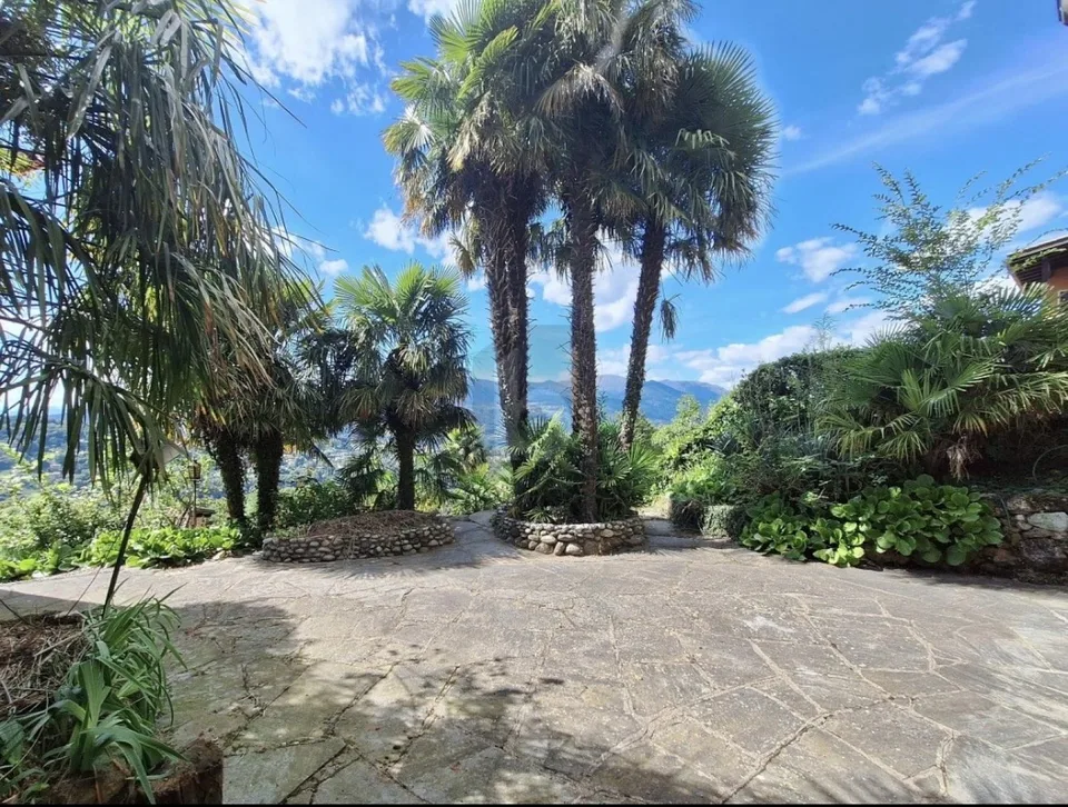 CON GIARDINO ,PISCINA E SAUNA