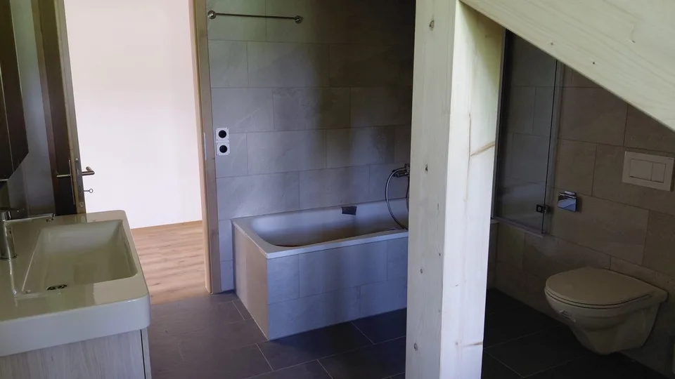 3 1/2 Zimmer Dachwohnung mit Topaussicht auf See und Berge – Foto 13 von 27