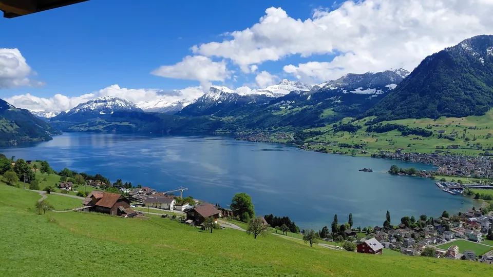 3 1/2 Zimmer Dachwohnung mit Topaussicht auf See und Berge – Foto 27 von 27