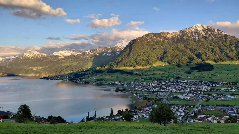 Appartement en mansarde 3 1/2 pièces avec vue imprenable sur le lac et les montagnes