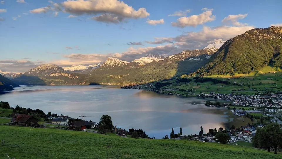 3 1/2 Zimmer Dachwohnung mit Topaussicht auf See und Berge – Foto 15 von 27