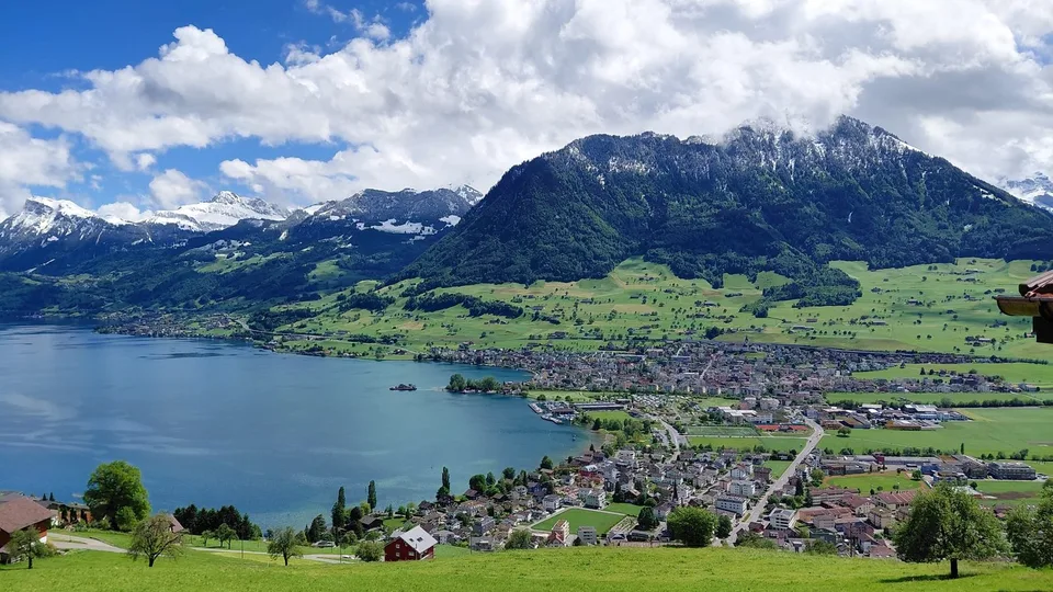 3 1/2 Zimmer Dachwohnung mit Topaussicht auf See und Berge – Foto 9 von 27