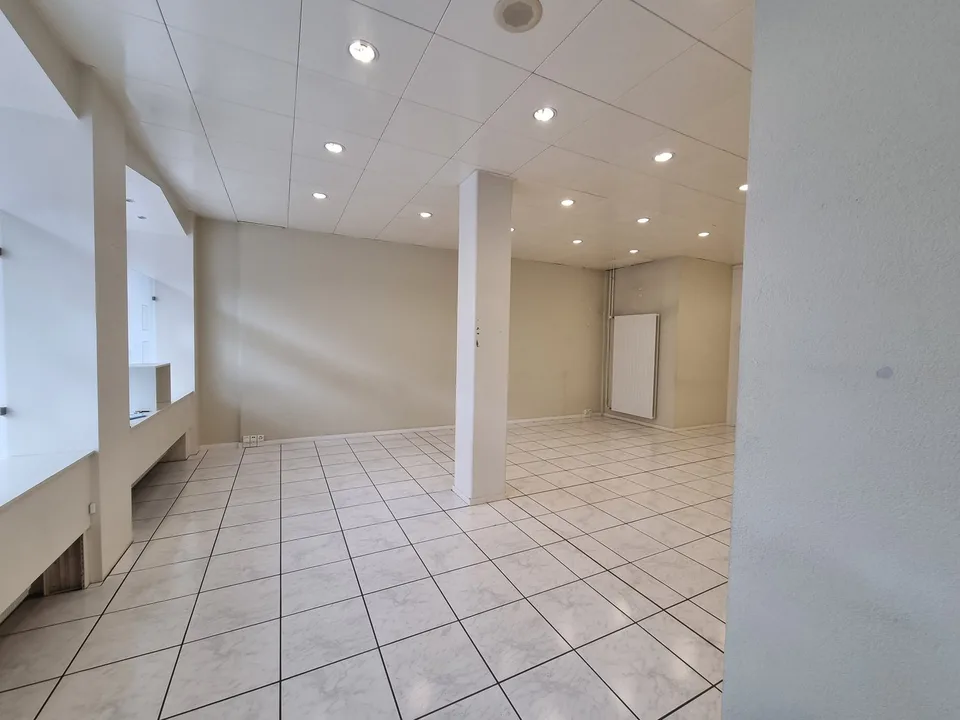 Prächtige Gewerbefläche im Stadtzentrum gegenüber der Post