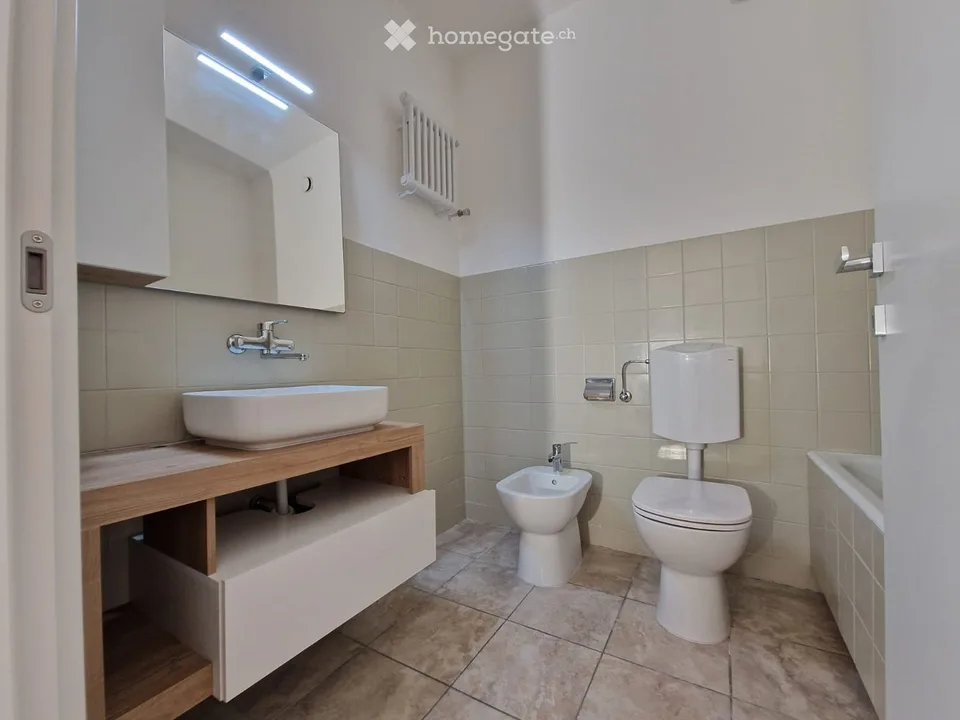 Meublé | Lumineux 2.5 centre de Chiasso | Lave-linge privé