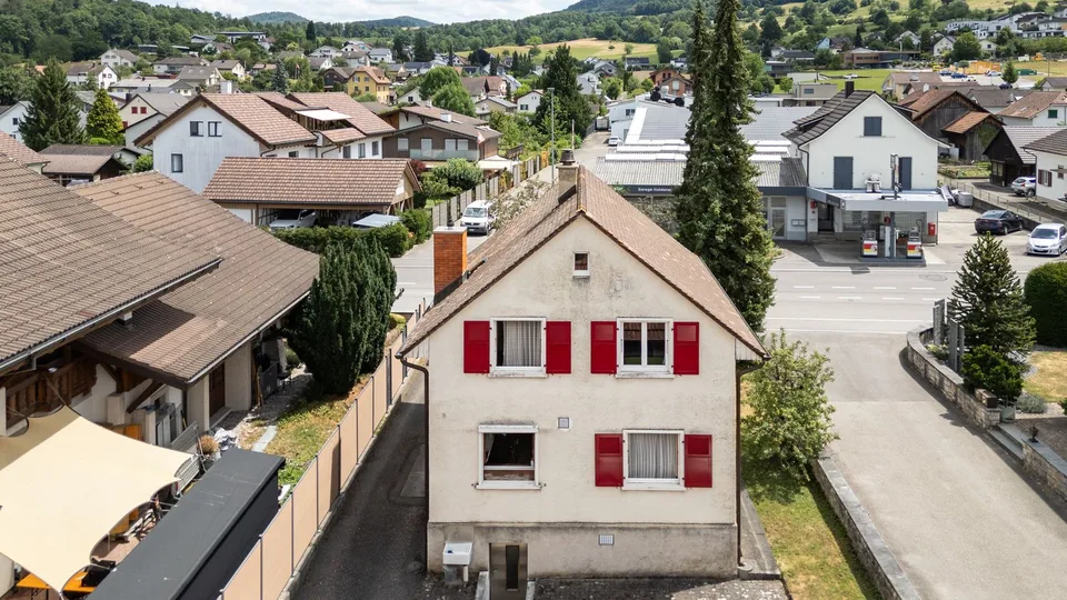 Casa di 5 locali affascinante in posizione ideale con potenziale di costruzione a Büsserach