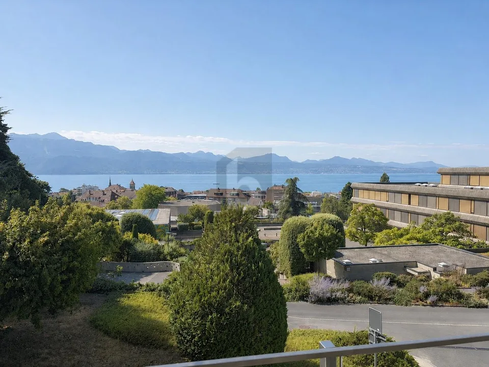 MEUBLÉ AVEC VUE LAC