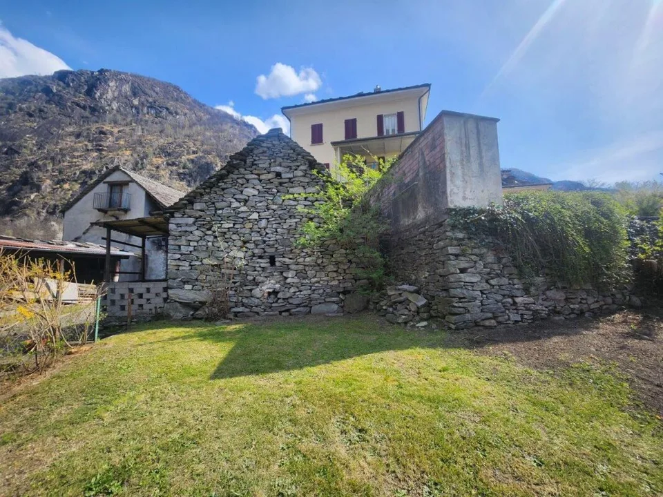 Maison historique multifamiliale avec rustico au cœur d'Avegno