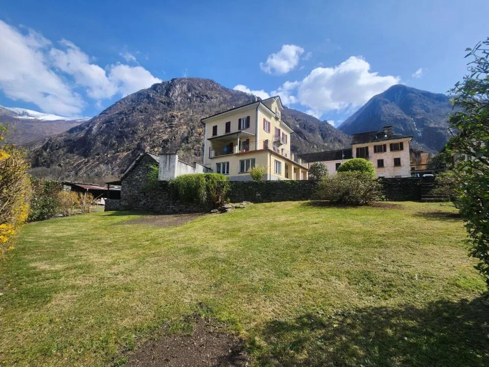 Historisches Mehrfamilienhaus mit Rustico im Herzen von Avegno