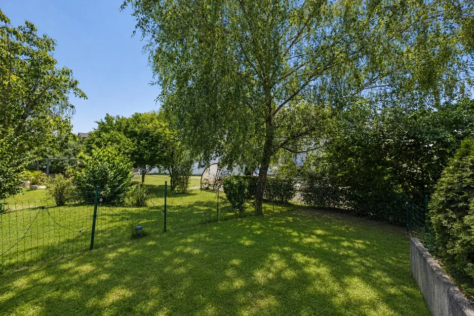 Adlatus AG | Stilvolles 5-Zimmer-Reihenhaus in Safnern – Foto 10 von 13