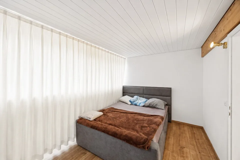 Adlatus AG | Stilvolles 5-Zimmer-Reihenhaus in Safnern – Foto 7 von 13