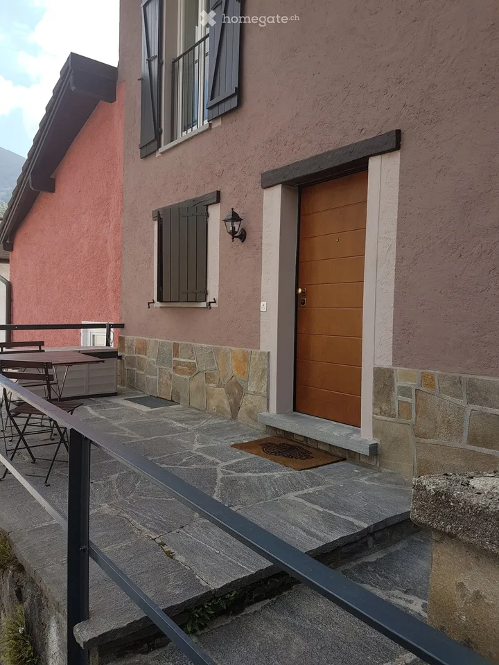 CASA DI DUE APPARTAMENTI DI 3.5 LOCALI