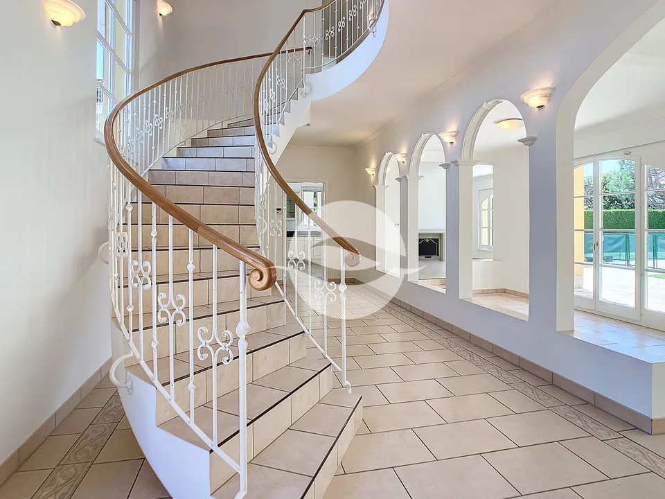 Magnifique villa avec piscine chauffée et jardin clôturé