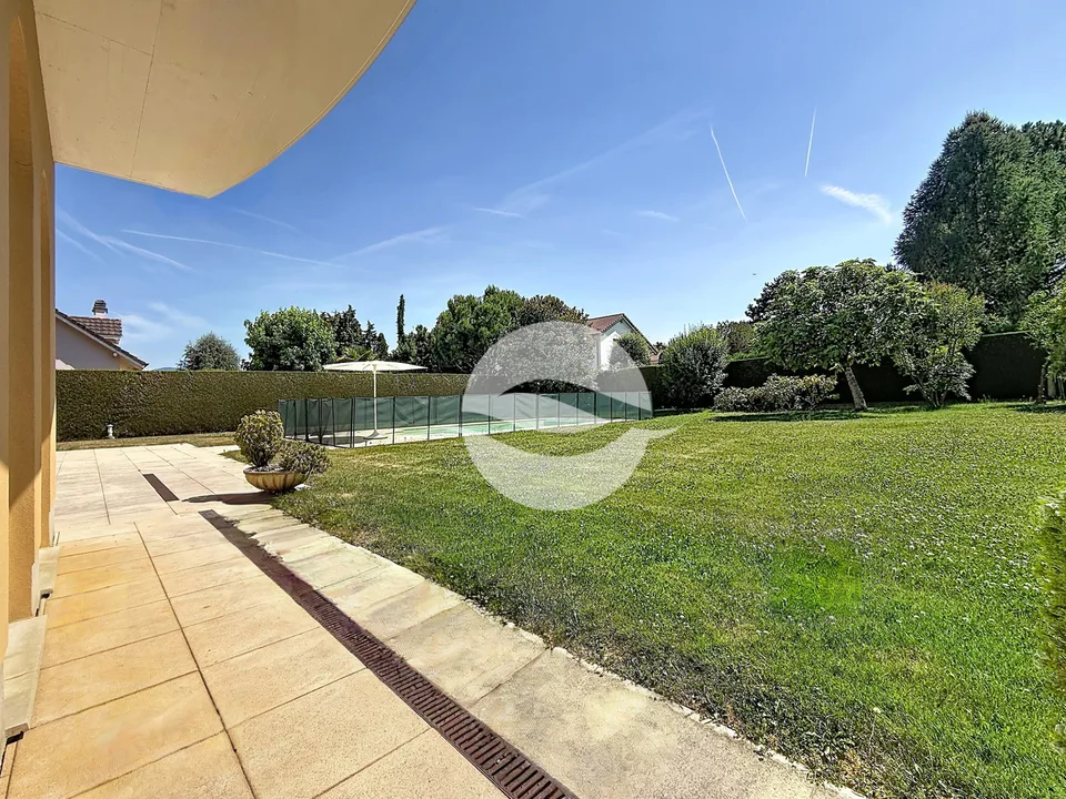 Magnifique villa avec piscine chauffée et jardin clôturé