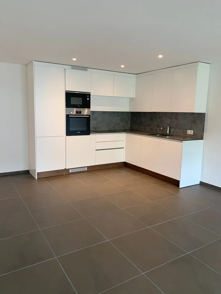 Appartamento di lusso 2 1/2 locali con torre di lavanderia privata e ampio balcone