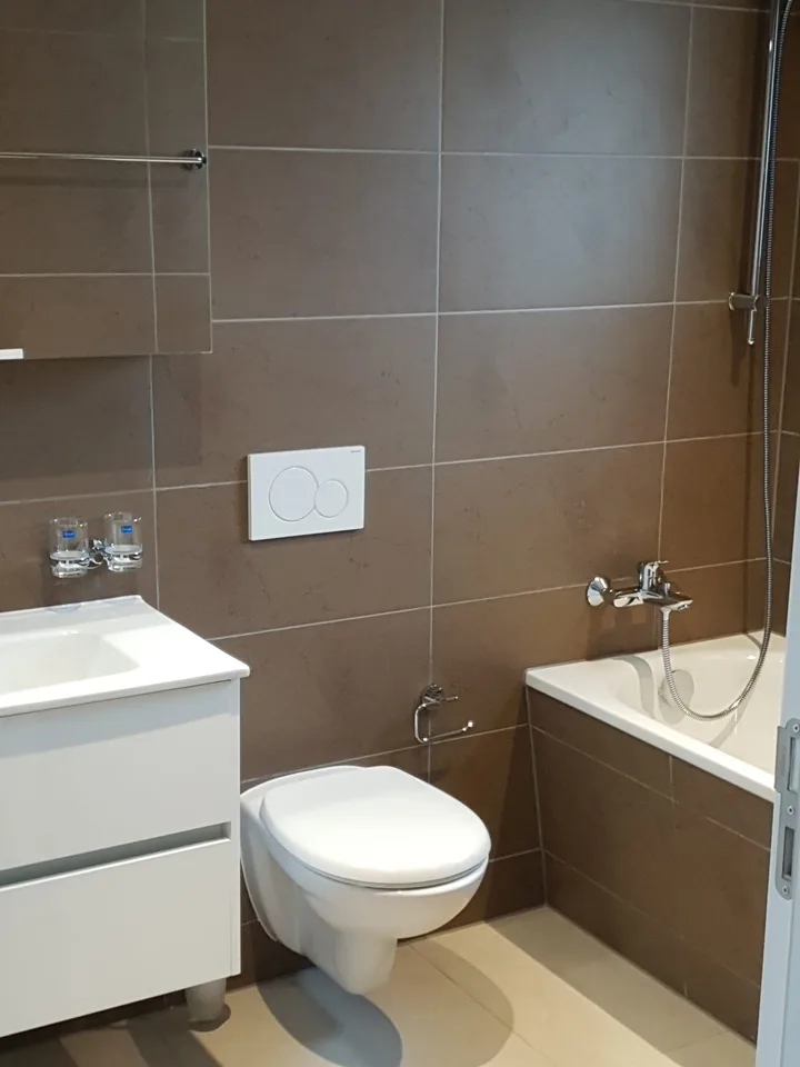 Appartamento di lusso 2 1/2 locali con torre di lavanderia privata e ampio balcone